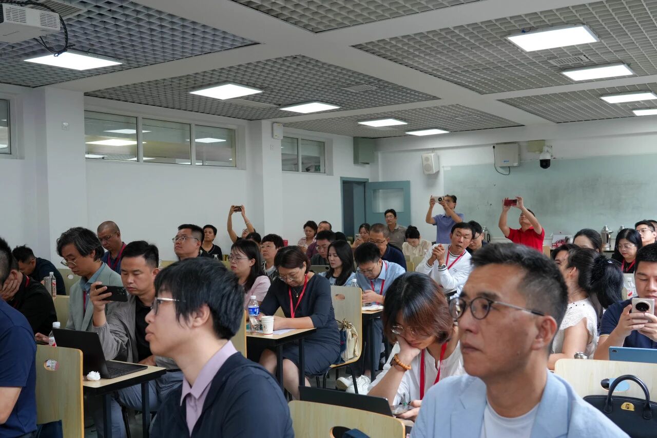 弘齐新闻 | 邱波主任受邀为海南省“专精特新”律所培育班授课 共探精品律所发展路径